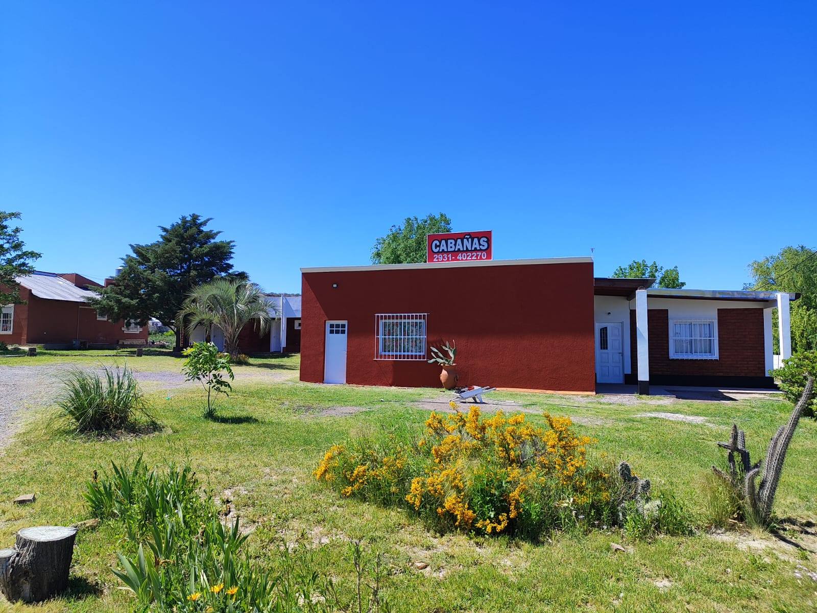 Acceso y estacionamiento del hospedaje Rincón Pampeano