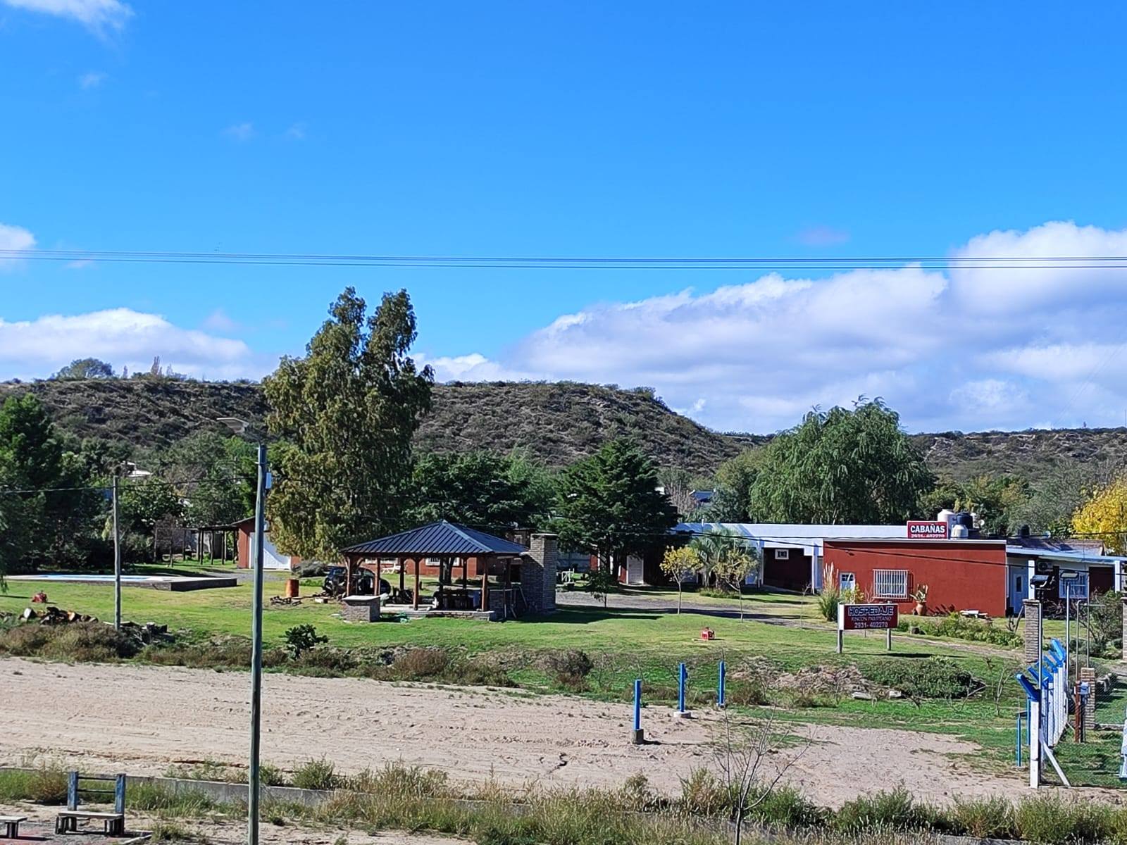 Frente del hospedaje Rincón Pampeano con acceso desde Ruta Nacional 22